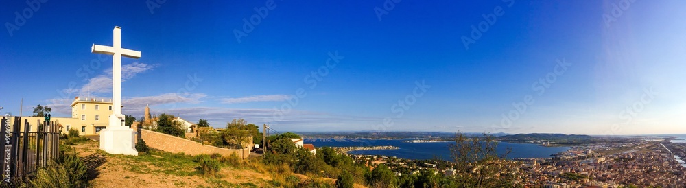 Fototapeta premium Panorama du bassin de Thau depuis le Mont Saint Clair