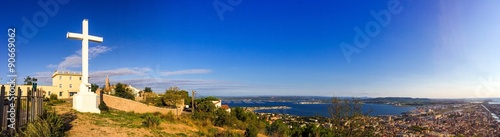 Panorama du bassin de Thau depuis le Mont Saint Clair © FredP