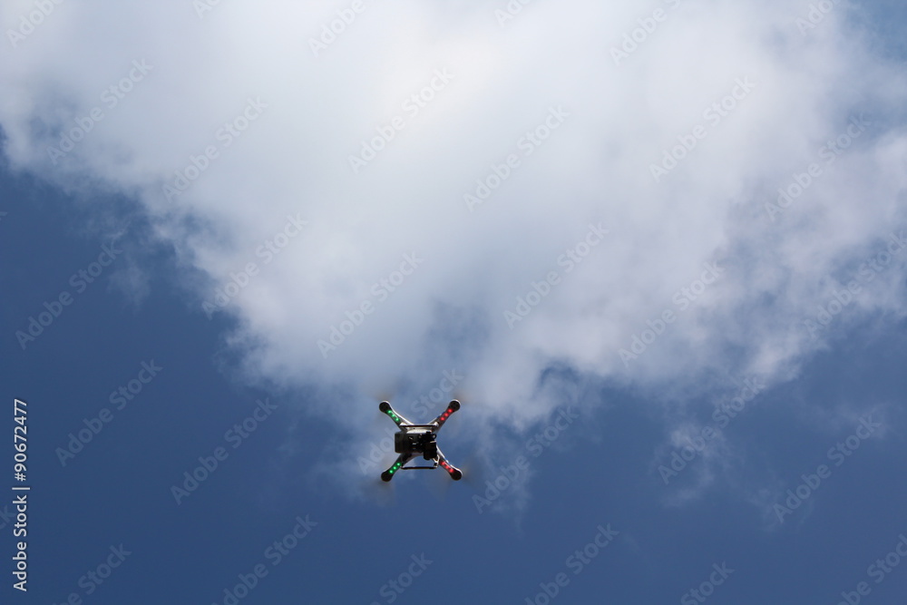Fototapeta premium Latający dron na niebie