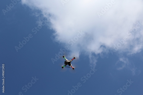 Fliegende Drohne am Himmel