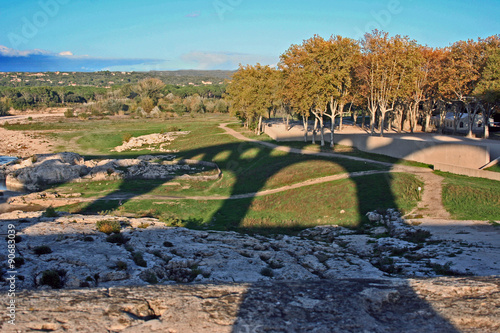 l'ombre du pont du Gard