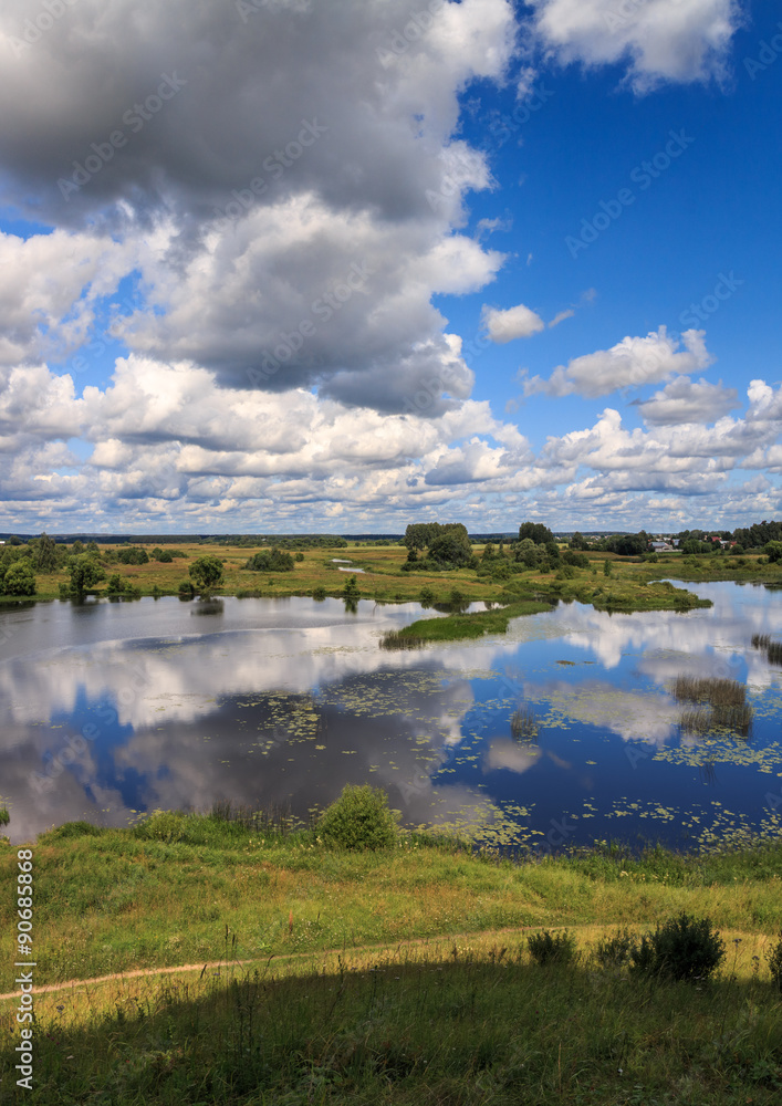 Fototapeta premium В реку смотрятся облака