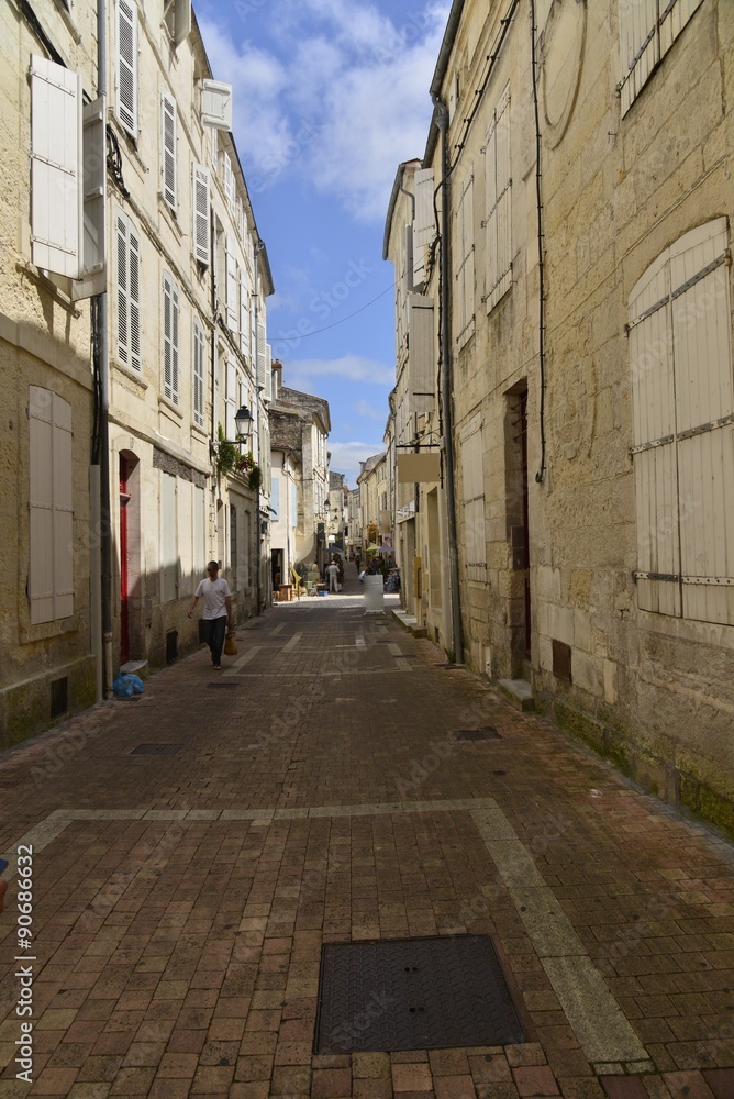 Rue piétonnière typique au centre historique de Saintes en Charente