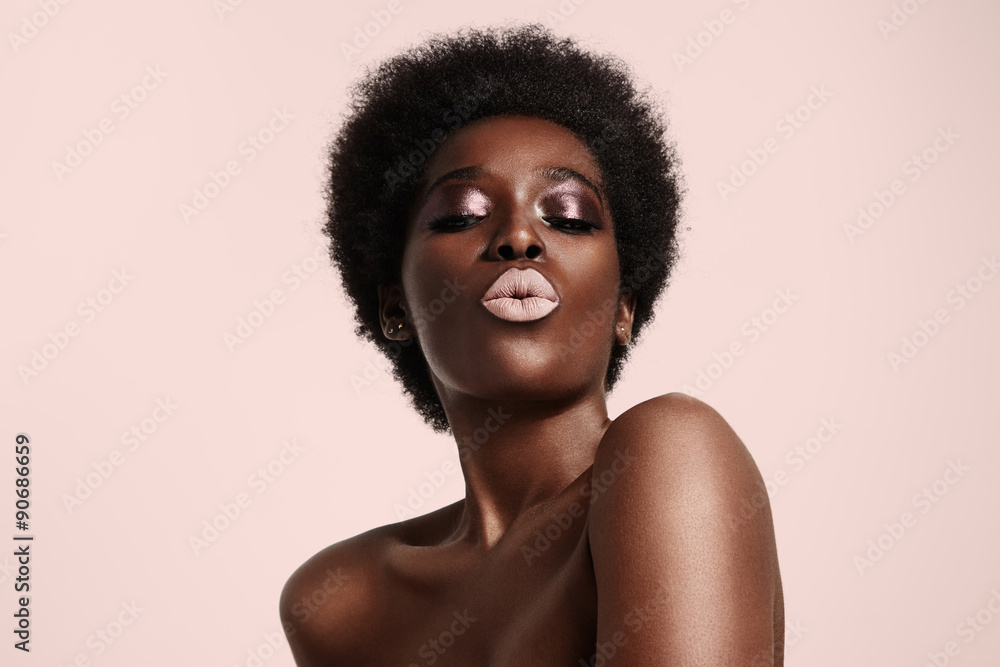 black woman with a light pink lips sending kiss - obrazy, fototapety, plakaty 