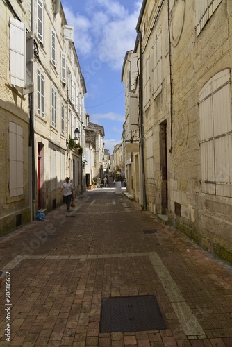 Rue pi  tonni  re typique au centre historique de Saintes en Charente