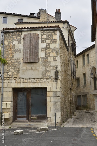 Fototapeta Naklejka Na Ścianę i Meble -  L'une des entrées de la partie médiévale du centre historique de Saintes