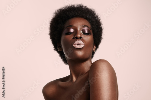 Photographie Femme noire avec une lumière lèvres roses envoi baiser