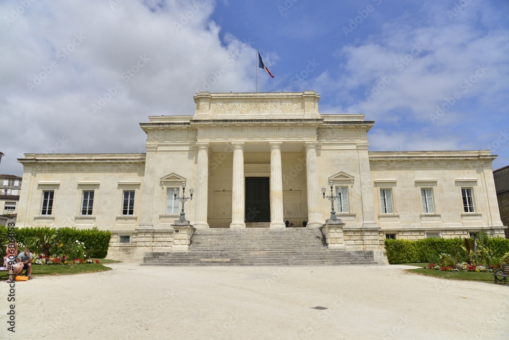 Obraz premium Le palais de justice récemment rénové avec son esplanade et son parc à Saintes 