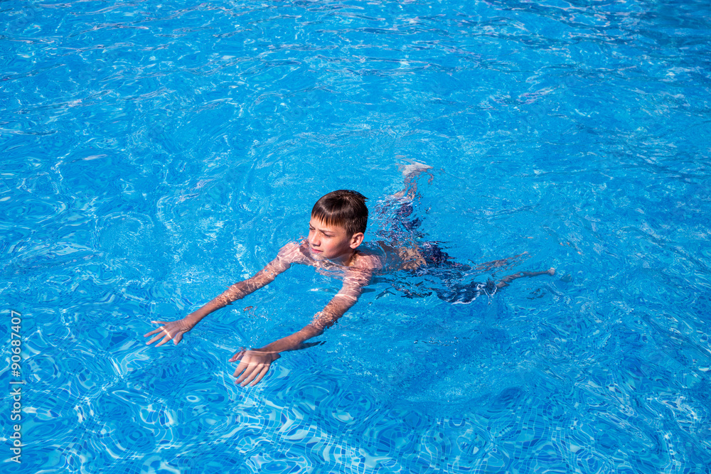 Junge schwimmt im Pool