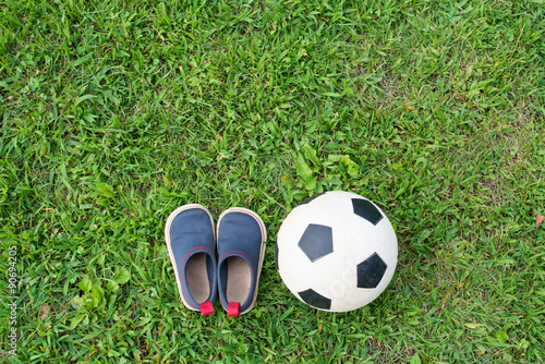 子供用の靴とサッカーボール © hakase420