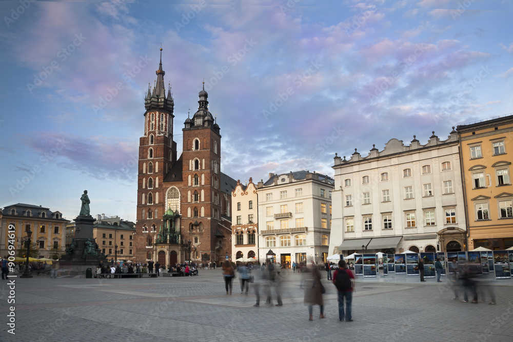 Obraz premium Evening at Krakow main square with the church view