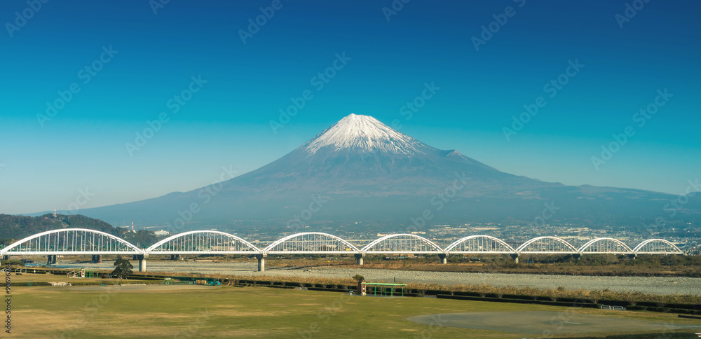 Obraz premium mountain fuji and fuji river from shizuoka prefecture