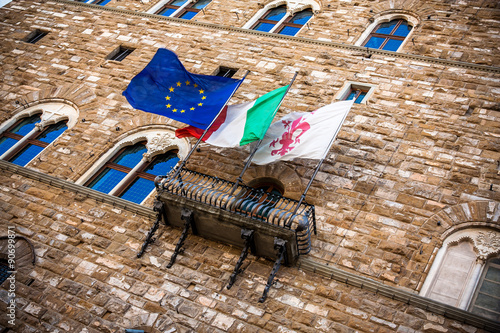 Fahnen an der Fassade des Palazzo Vecchio photo