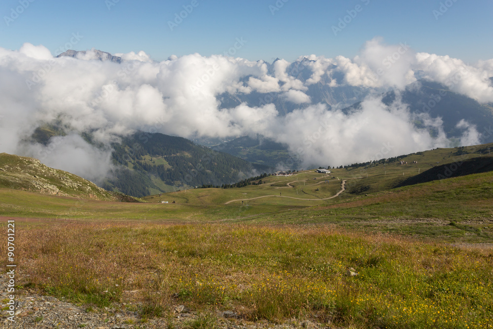 Fototapeta premium Prairie, vallée et nuages
