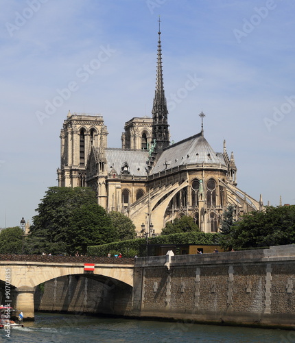 Notre-Dame de Paris vue arrière depuis la Seine
