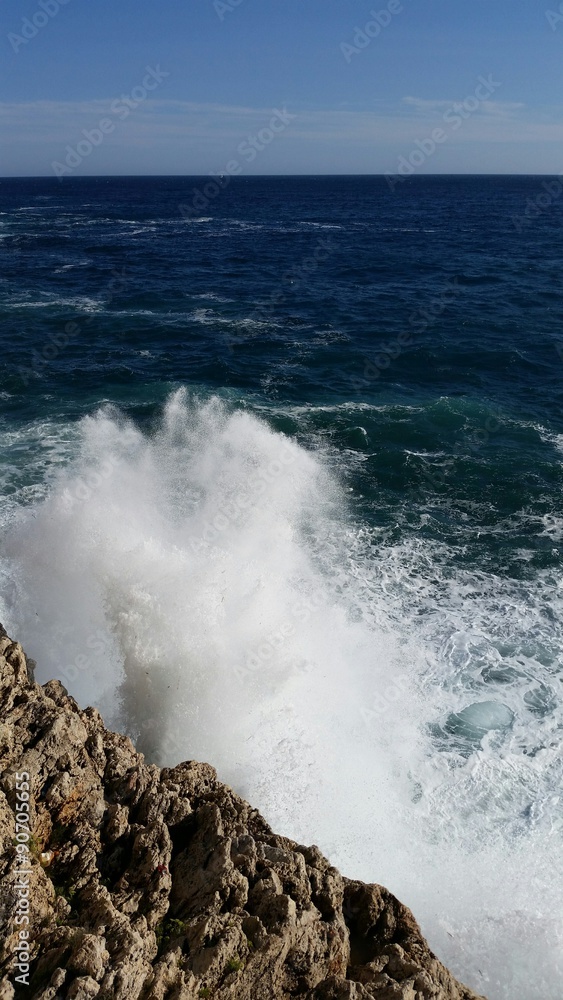 Grosse vague qui s'écrase sur les rochers