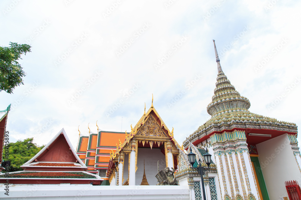 Fototapeta premium Arch of Wat Pho are architecture style Thai art and ancient remains important of Thailand
