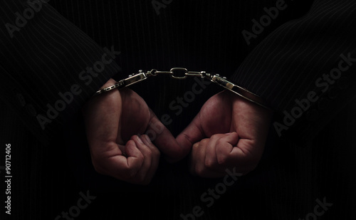 Fotografering hands in handcuffs