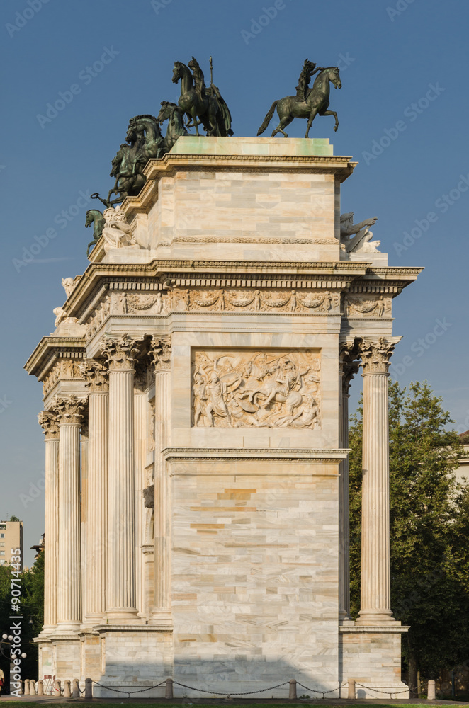Obraz premium lateral view of the arch of peace in Milan