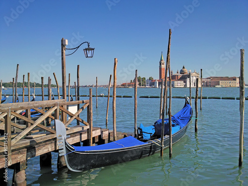 Venezia e la Madonna della Salute, con gondola in primo piano © Alberto_Patron