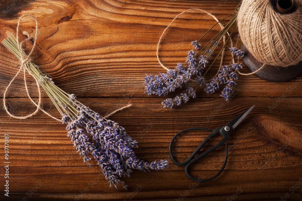 Naklejka premium dried lavender bunches on dark wooden table