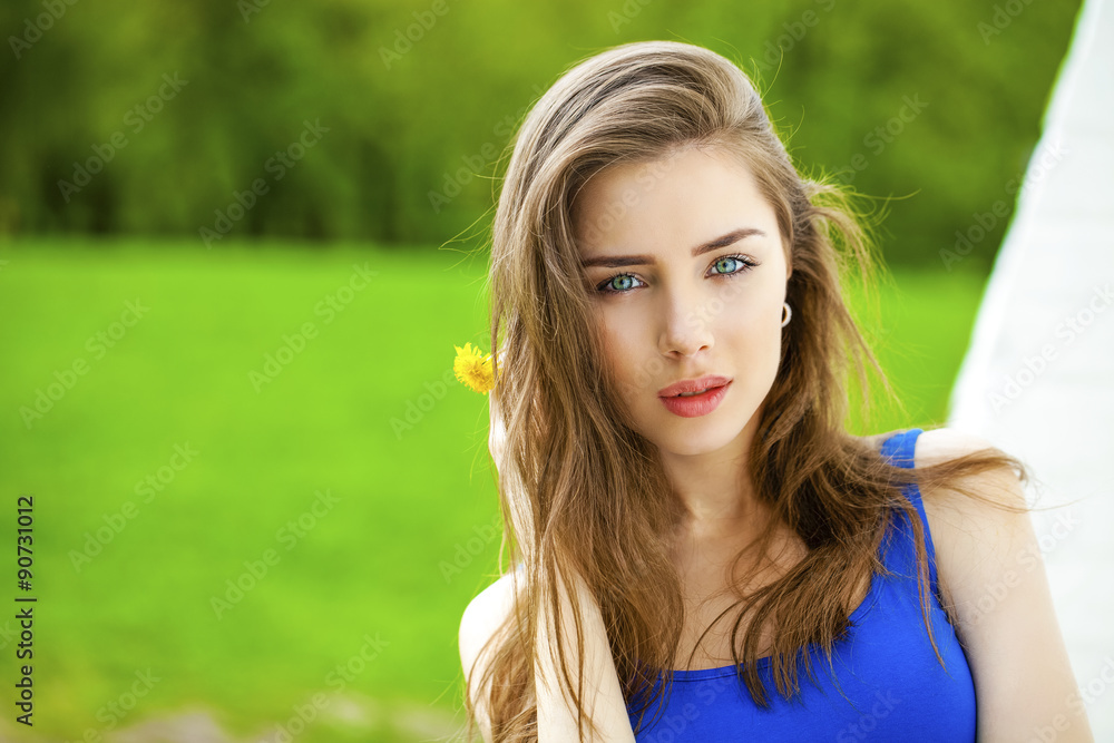 Naklejka premium Portrait of young brunette woman