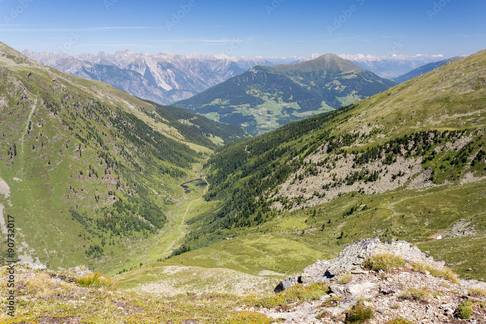 Fototapeta premium Alpejskie pastwiska i skaliste szczyty Alp