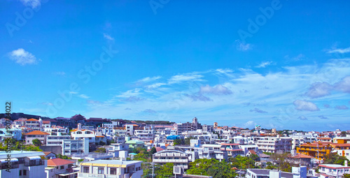 那覇市住宅街から首里城を望む