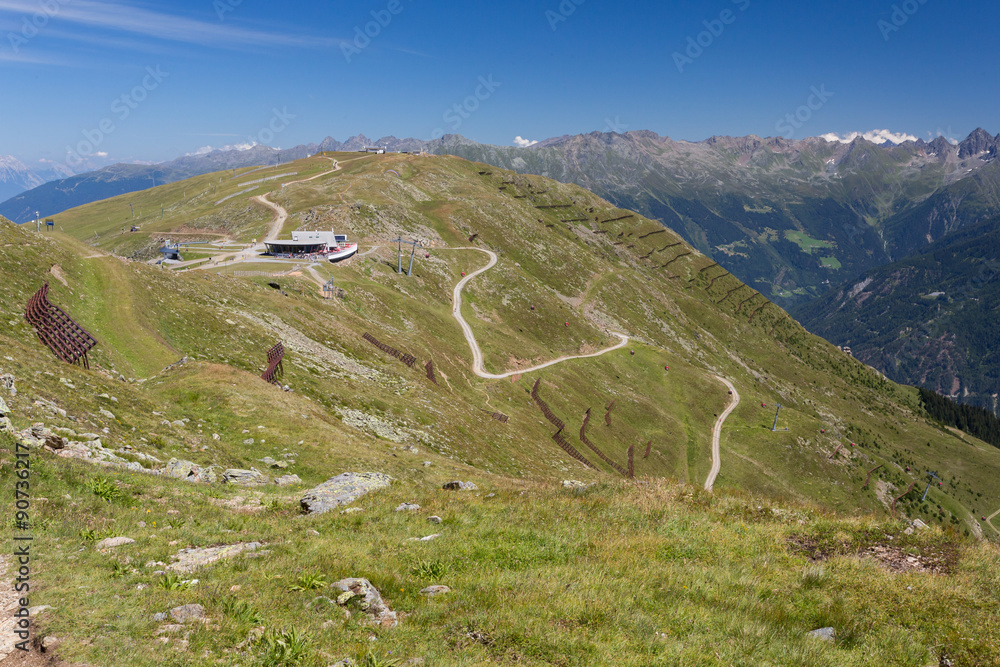 Fototapeta premium Alpages et sommets rocheux des Alpes