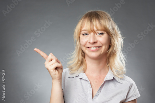 Portrait, blonde Frau, mit dem Finger zeigen