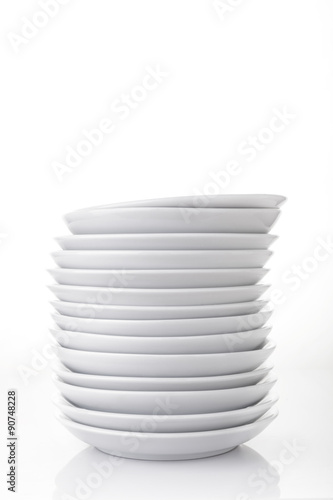 Pile d'assiettes Blanches sur fond blanc avec reflection