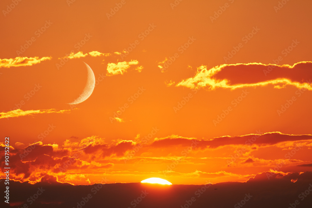 Mond Und Sonne Gleichzeitig Am Himmel stock.adobe.com