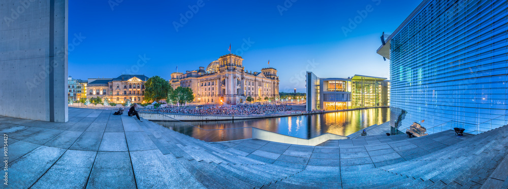 Fototapeta premium Dzielnica rządowa Berlina z Reichstagiem i Paulem Löbe Haus o zmierzchu, Niemcy