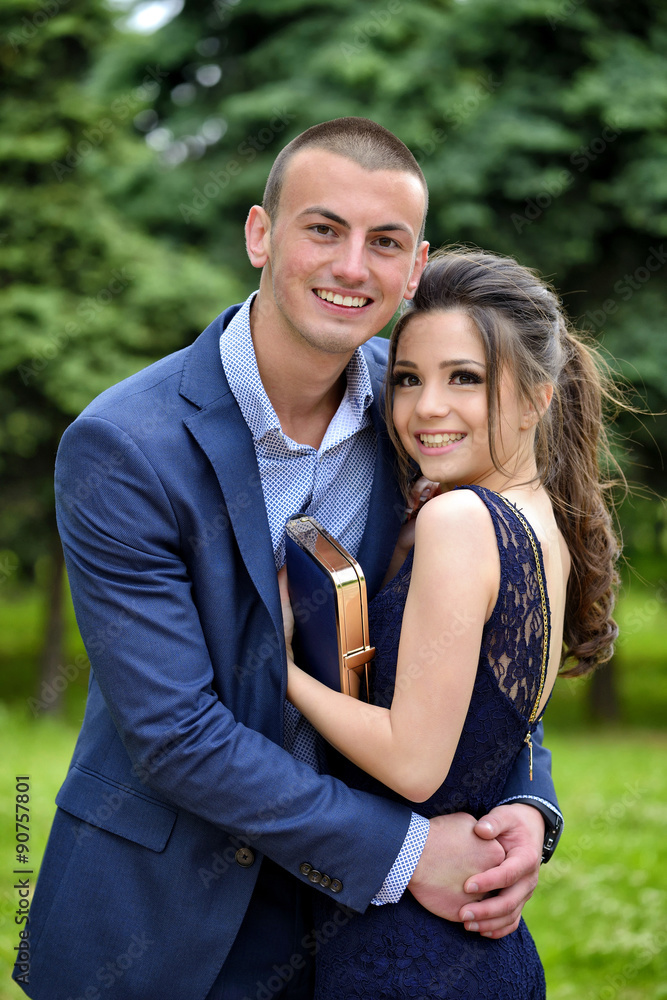 Obraz premium Young formally dressed couple hugging outside