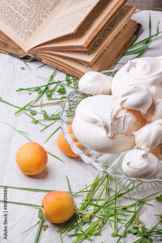 Meringue with apricot and strawberry