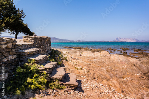 mediterrane Steintreppe am Strand mit Felsen