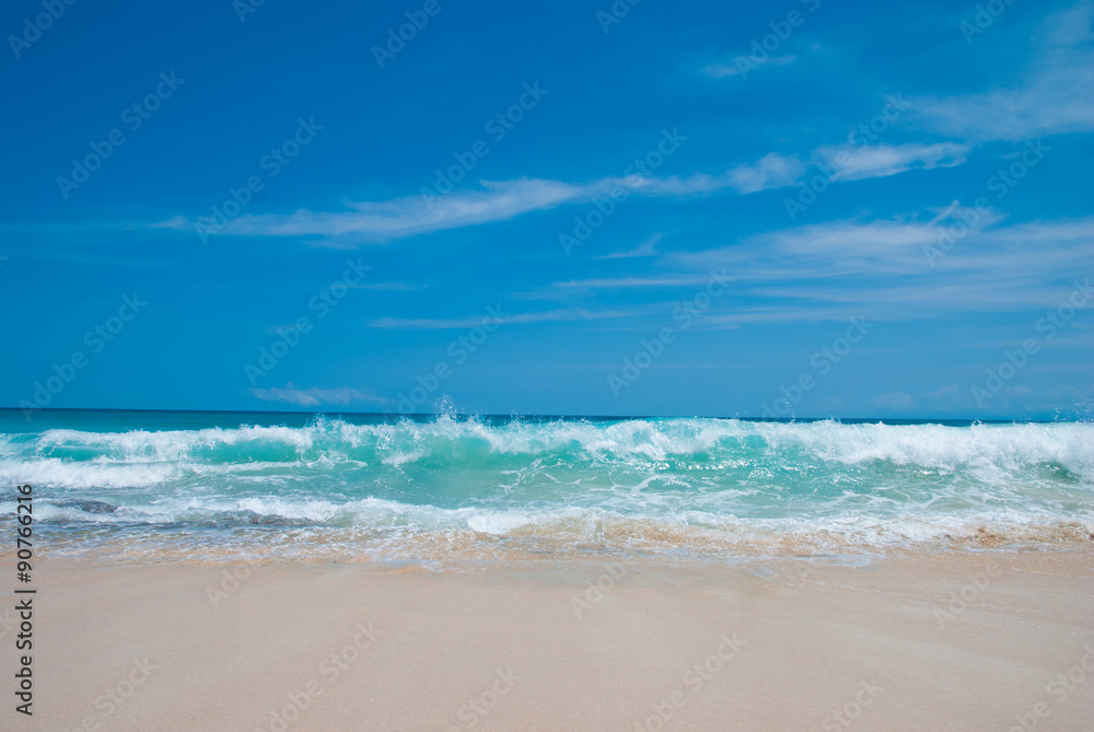 Тропический пляж в полдень на острове Бали, Индонезия. Пляж называется Дримлэнд.