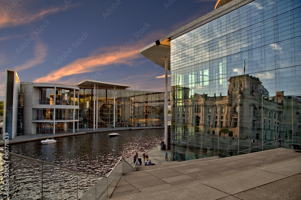 Fototapeta premium Berlin Marie Elisabeth Lüders Haus - Regierungsviertel, Blaue Stunde mit Spiegelung