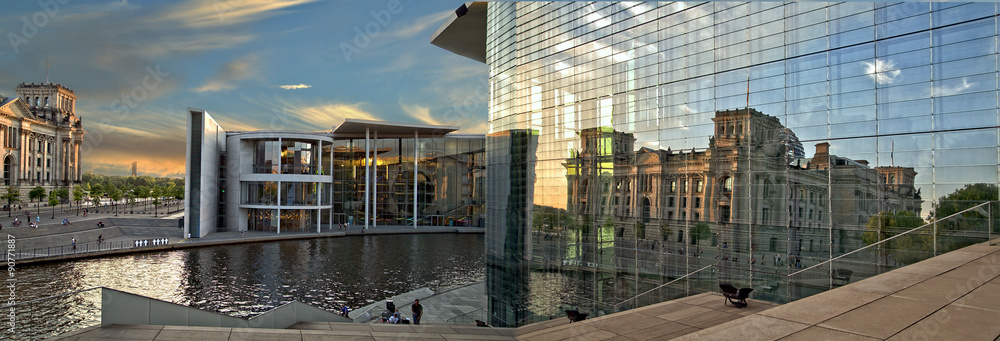 Fototapeta premium Berlin Marie Elisabeth Lüders Haus , Regierungsviertel Panoramaaufnahme mit Spiegelung