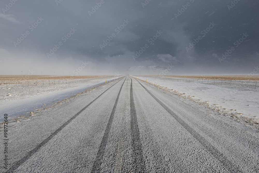 Strada innevata con tracce di pneumatici orizzontale