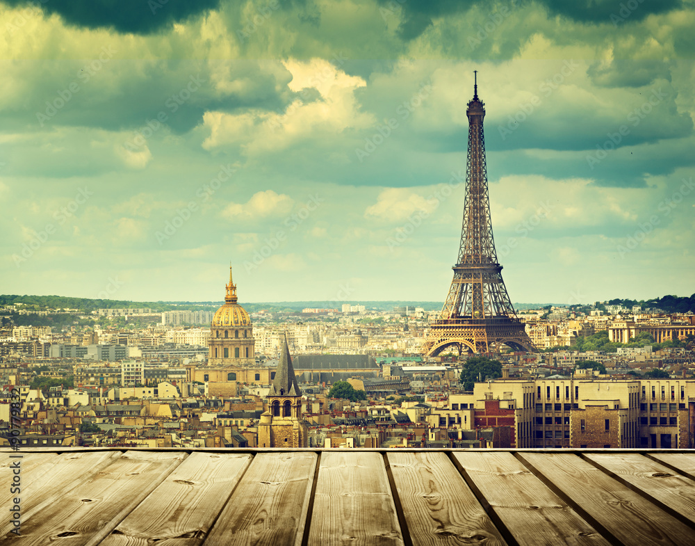 Obraz premium tło z drewnianym stołem i wieżą Eiffla w Paryżu