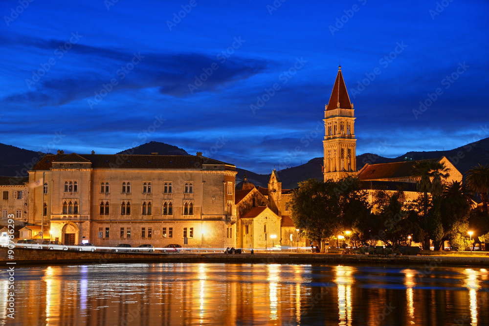Fototapeta premium Old town of Trogir with Cathedral of Saint Lawrence by night
