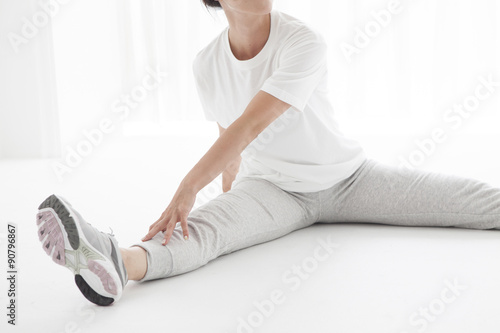 Women have a stretch of the hip joint is to spread the legs photo