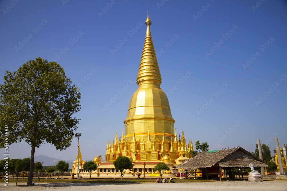 Fototapeta premium Big sharp pagoda golden