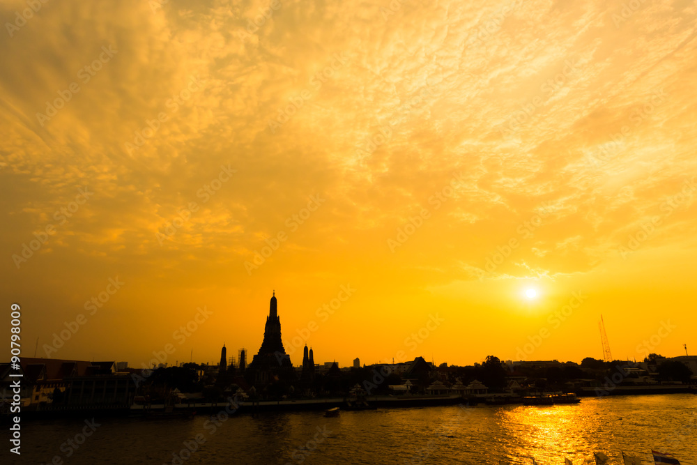Naklejka premium Silhouette of Wat Arun Temple during sunset