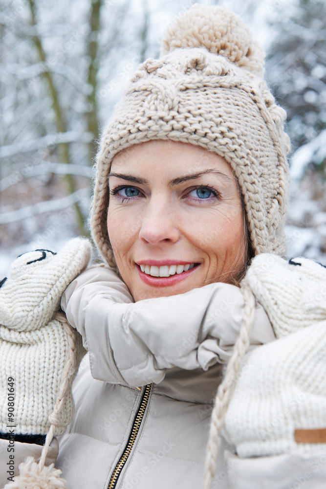 Frau mit Bommelmütze im Winter Stock Photo | Adobe Stock