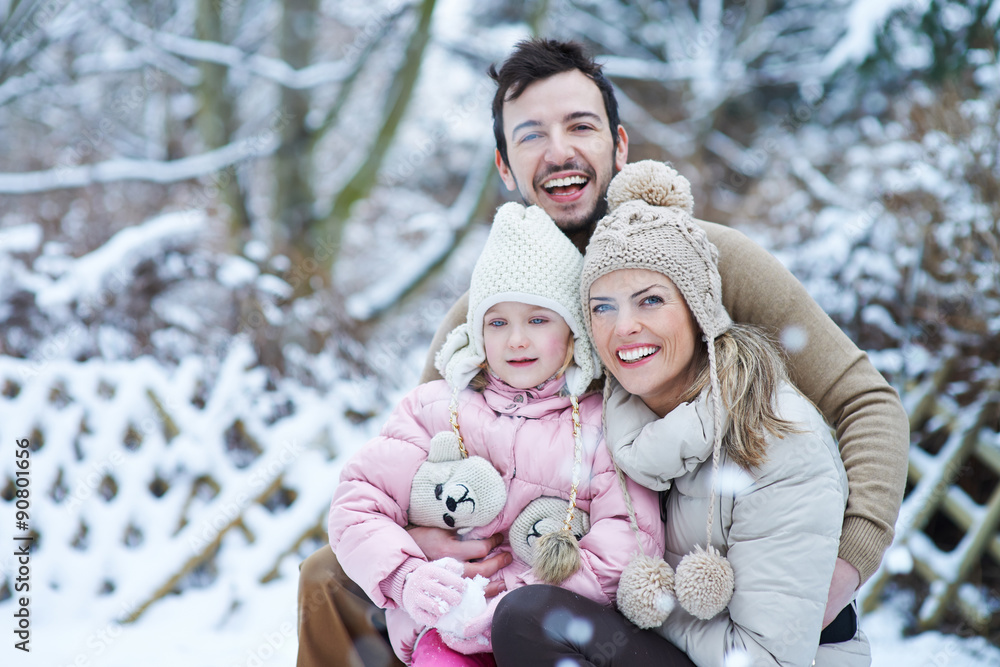 Glückliche Familie zusammen im Schnee Stock Photo | Adobe Stock