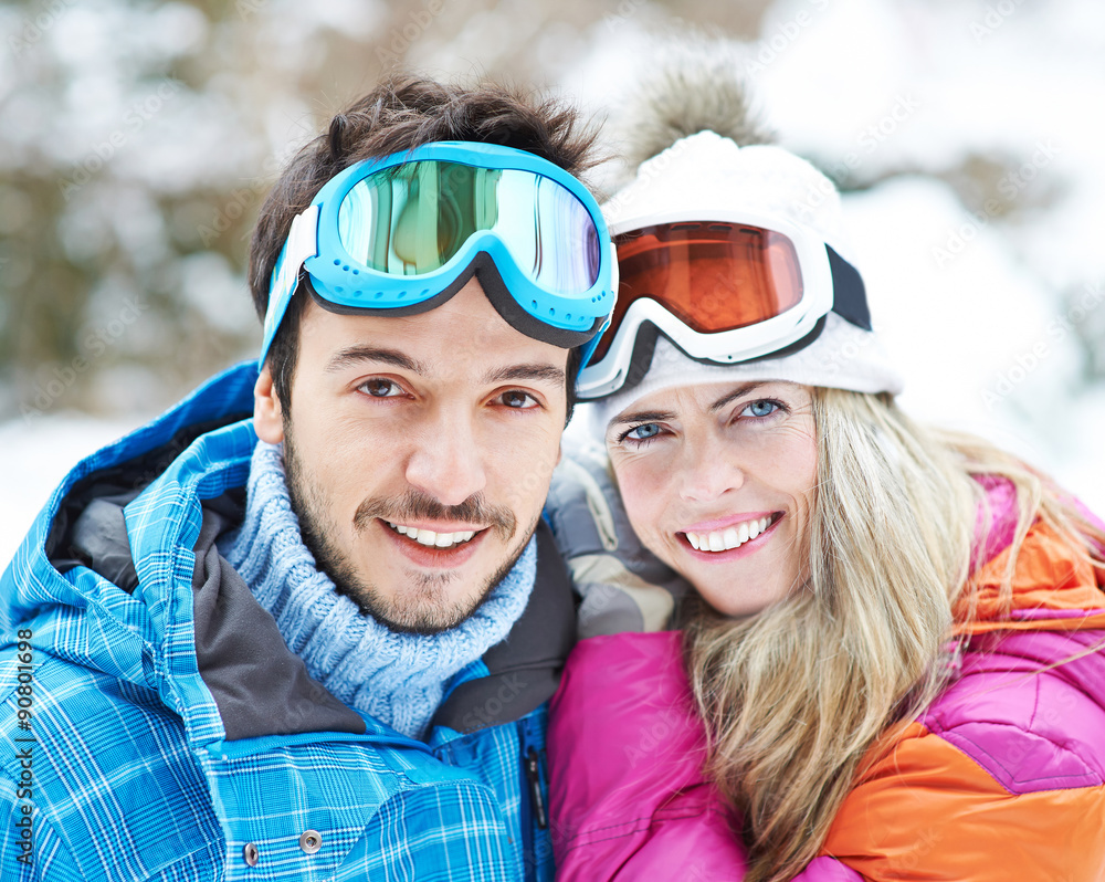 paar-im-skiurlaub-im-winter-stock-foto-adobe-stock