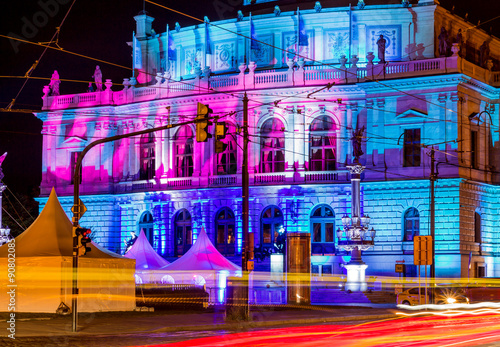 Foto The philharmonic orchestra building in Prague, Czech Republic at night