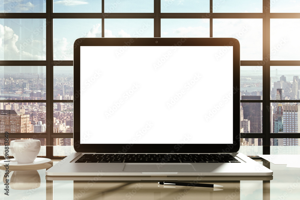 Fototapeta premium Nowoczesny laptop z białym ekranem, makieta